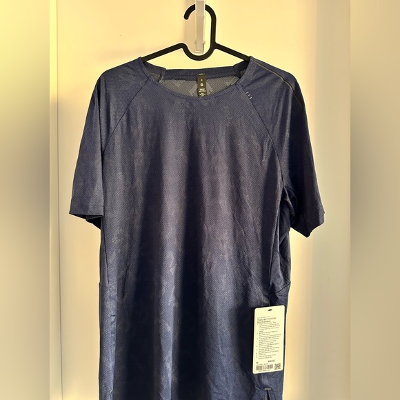 Lululemon trains short sleeve. New with tags. - Picture 1 of 2